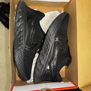 Nike Men's Triple Black Sneakers